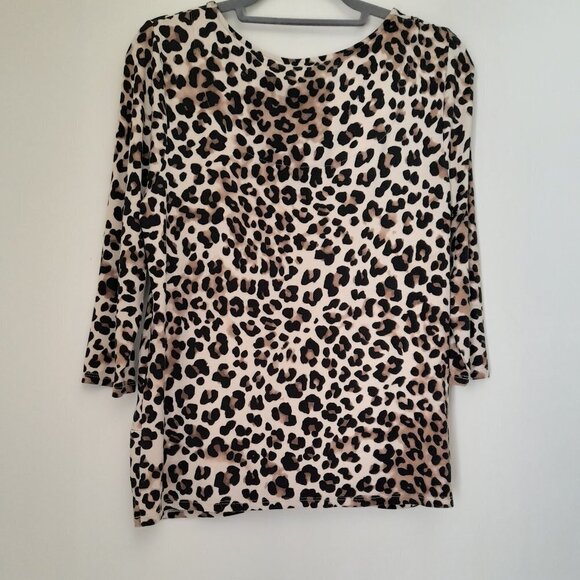 Chico's Animal Print Twist-Front 3/4 Sleeve Stretch Top Size 1 - Picture 4 of 6